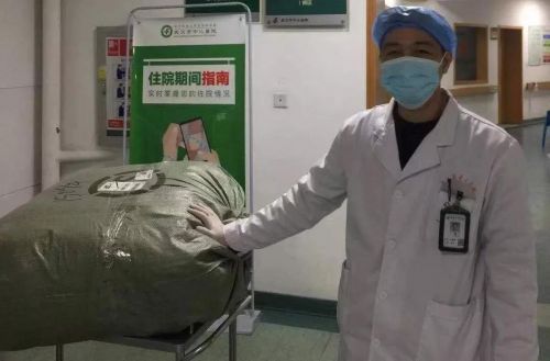 由东北旭辉筹集的150件防护服到达武汉市中心医院